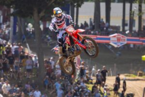 Jett Lawrence con la CRF450RWE del team Honda HRC Progressive dopo la vittoria a Southwick