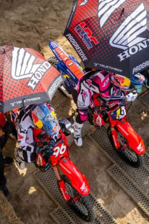 Jett Lawrence con la CRF450RWE di Honda HRC Progressive sul tracciato sabbioso di Southwick