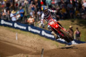 Jett Lawrence con la CRF450RWE del team Honda HRC Progressive dopo la vittoria a Southwick