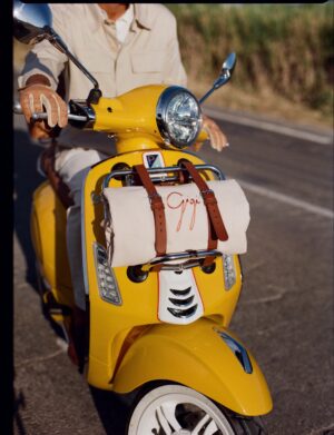 Vespa Gigi Edition con livrea giallo sole, sella cognac e dettagli in avorio