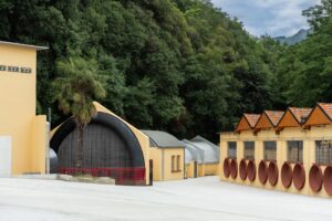 Motociclisti e moto durante le Giornate Mondiali Moto Guzzi 2026 a Mandello del Lario