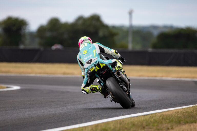 Aprilia RS 660 protagonista a Snetterton: Mackay vince e domina il BSB