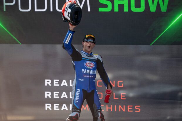 Albert Arenas durante la Gara 1 del Mondiale Supersport a Donington Park