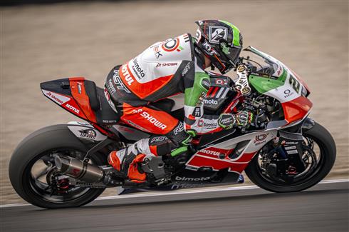 Bimota KB4 del team BBKRT in pista a Donington Park durante il round WorldSBK