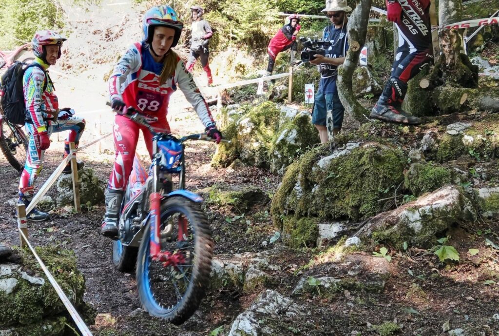 Pilota in gara al Campionato Italiano Trial 2026 a Novalesa