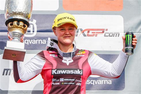 Courtney Duncan, pilota Kawasaki, sul podio del Gran Premio WMX di Gran Bretagna
