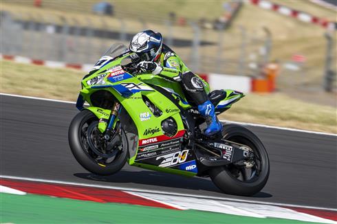 Garrett Gerloff sulla Kawasaki Ninja ZX-10RR nel weekend WorldSBK a Donington