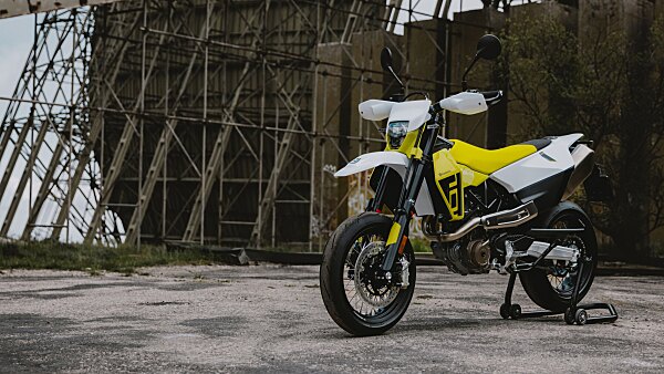 Husqvarna 701 Supermoto MY26 offerta con pacchetto accessori e voucher da 1.000 euro