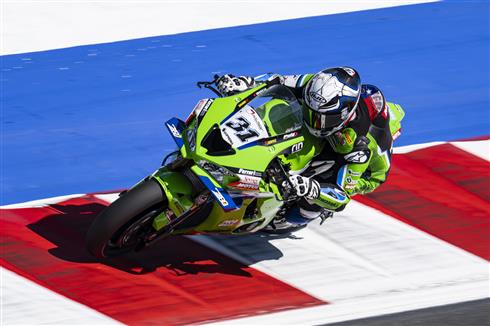 Garrett Gerloff con la Kawasaki Ninja ZX-10RR durante il round WorldSBK a Donington Park