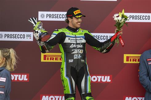 Jeremy Alcoba sul podio con la Kawasaki Ninja ZX-6R 636 a Donington Park
