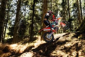 Gamma KTM EXC 6DAYS 2027 per enduro racing, versione celebrativa con dotazione specifica 6DAYS
