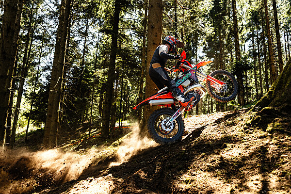 Gamma KTM EXC 6DAYS 2027 per enduro racing, versione celebrativa con dotazione specifica 6DAYS
