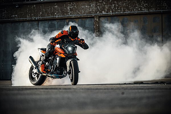 KTM 990 Duke MY26, naked di punta con Tech Pack incluso