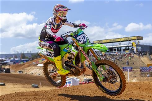 Mathis Valin del Kawasaki Racing Team fermo per lo stop dopo l'infortunio
