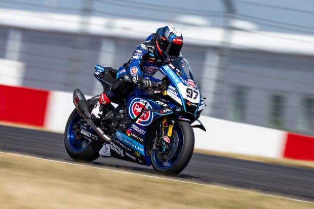 Yamaha R1 del team Pata Maxus Yamaha durante le libere a Donington Park