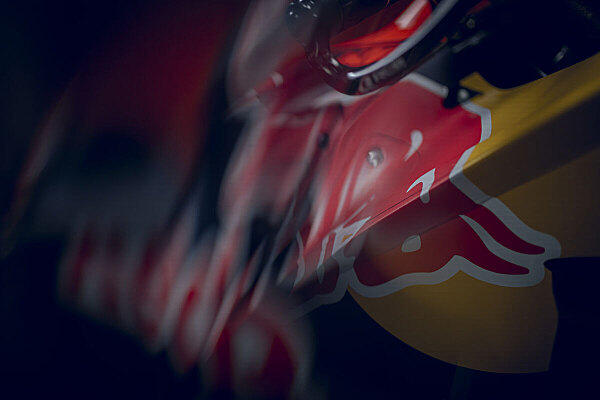 Dettagli della KTM RC16 del team Red Bull KTM MotoGP, con riferimenti ai piloti Acosta (37) e Binder (33)