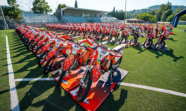Paddock del Trofeo Enduro KTM 2026 ad Arrone con moto e team in preparazione