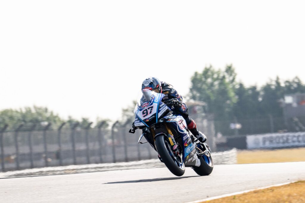 Xavi Vierge sulla Yamaha R1 del team Pata Maxus a Donington Park, top 10 in Gara 1