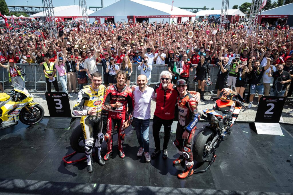 World Ducati Week 2026 a Misano: moto Ducati e pubblico durante il raduno del Centenario