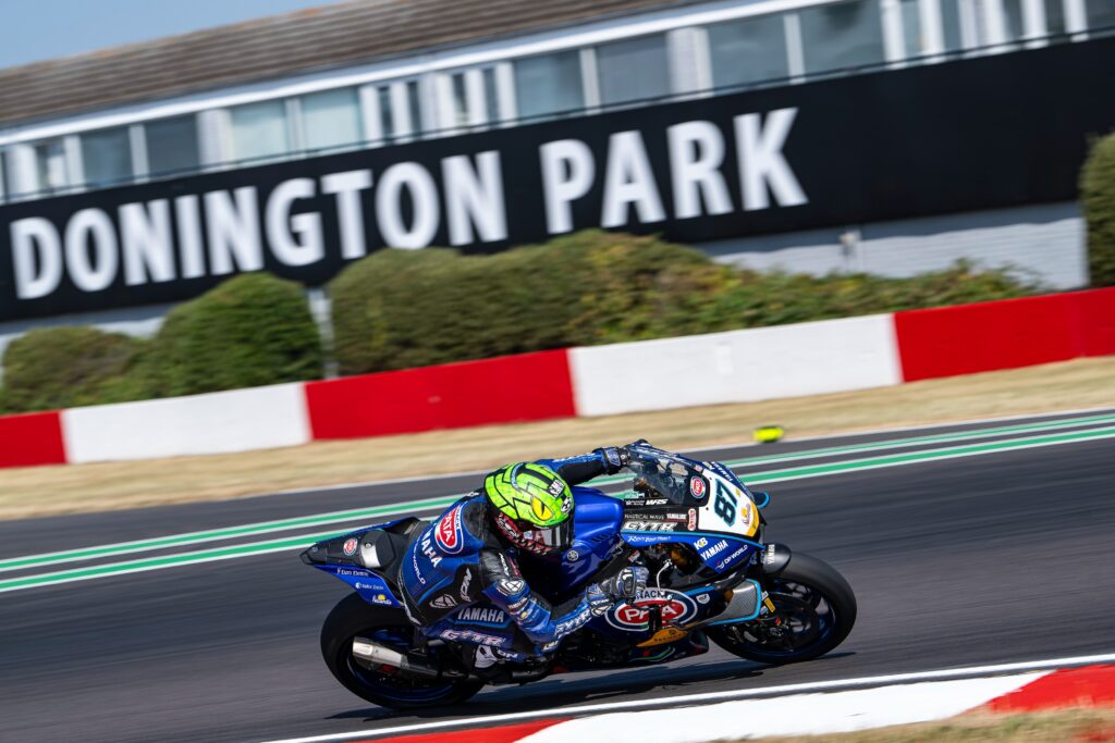 GYTR GRT Yamaha WorldSBK Team a Donington Park durante le prove con le Yamaha R1