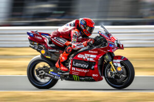 Ducati Lenovo Team impegnato nella Sprint di Silverstone, tra difficoltà di grip al posteriore