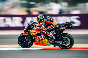 Pedro Acosta con la KTM RC16 del Red Bull KTM Factory Racing a Silverstone