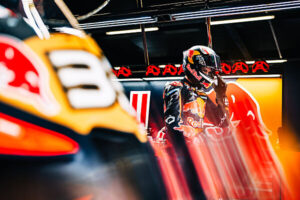 Brad Binder con la KTM RC16 del Red Bull KTM Factory Racing a Silverstone