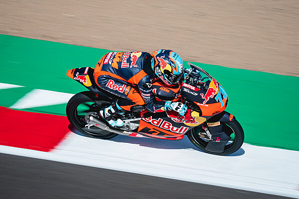 Valentin Perrone con la KTM RC4 di Red Bull KTM Tech3 a Silverstone