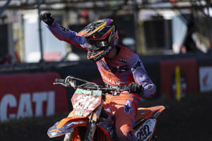 Ricardo Bauer celebra il titolo europeo EMX125 conquistato con KTM 125 SX al MXGP Svezia 2026