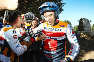 Pilota in azione al TrialGP di Francia a Cahors sul tracciato tra cava e fiume