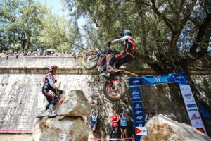 Pilota in azione al TrialGP di Francia a Cahors sul tracciato fra cava e sponde del fiume