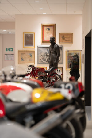 Moto Guzzi alla GMG 2026 a Mandello del Lario per l'apertura della nuova fabbrica