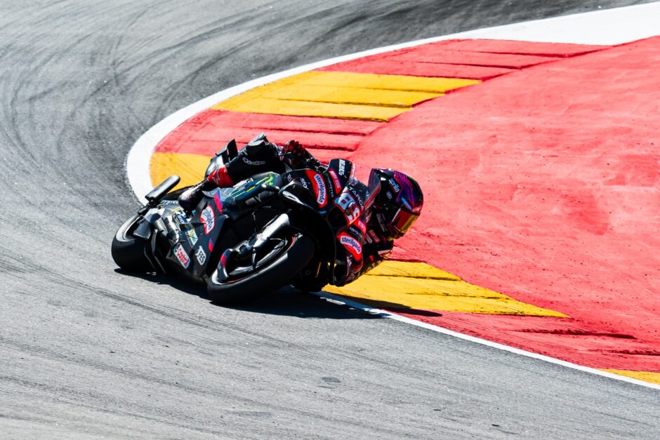 aprilia-podio-aragon_8.jpg