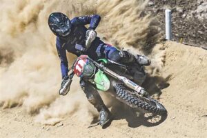 Kyron Bacon e la Kawasaki nel finale dell'EnduroGP 2026 in Galles