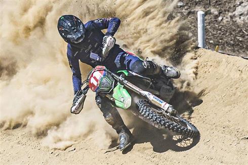 Kyron Bacon e la Kawasaki nel finale dell'EnduroGP 2026 in Galles