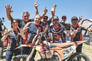 Manuel Lettenbichler celebra la vittoria alla Red Bull Romaniacs 2026 con KTM