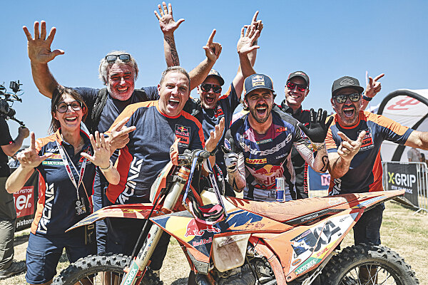 Manuel Lettenbichler celebra la vittoria alla Red Bull Romaniacs 2026 con KTM