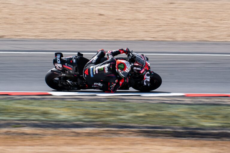 Tripletta Aprilia nella sprint di Silverstone: Martín domina, Ogura e Bezzecchi sul podio