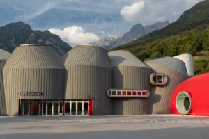 Spazi pubblici e piazza centrale della nuova casa Moto Guzzi a Mandello del Lario