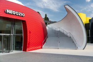 Nuovo hub Moto Guzzi a Mandello del Lario tra stabilimento produttivo, museo e spazi pubblici