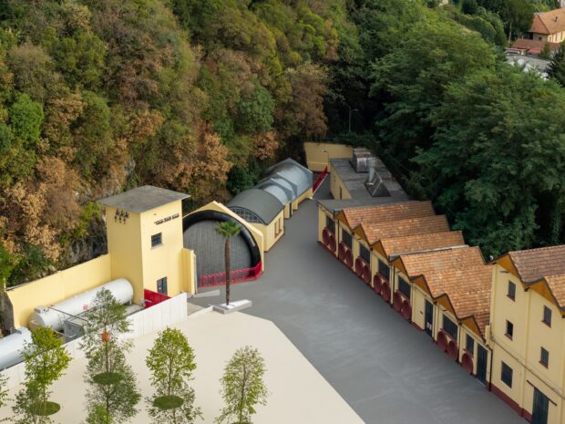 Complesso della nuova casa Moto Guzzi a Mandello del Lario con stabilimento, museo e spazi pubblici