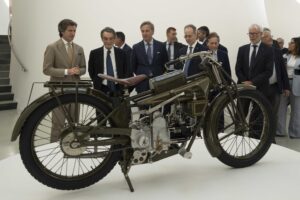 Spazi pubblici e architettura della nuova casa Moto Guzzi a Mandello del Lario