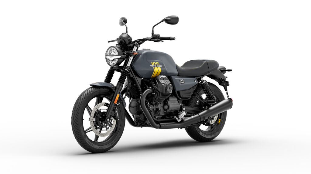 Dettaglio della livrea Moto Guzzi 105th Anniversary con grafica '105' e cuciture gialle