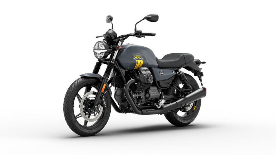 Dettaglio della livrea Moto Guzzi 105th Anniversary con grafica '105' e cuciture gialle