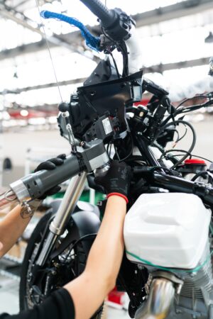 Spazi interni della nuova casa Moto Guzzi a Mandello del Lario, con aree produttive e sezioni espositive
