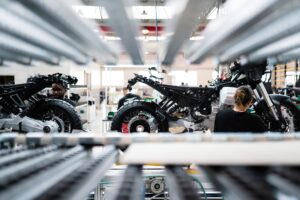 Linee di assemblaggio hi-tech nella nuova casa Moto Guzzi a Mandello del Lario
