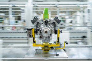 Linea di assemblaggio robotizzata nella nuova casa Moto Guzzi a Mandello del Lario