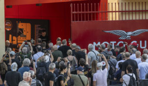 Folla all'inaugurazione della nuova casa Moto Guzzi a Mandello del Lario