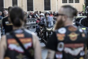 Folla di appassionati a Mandello del Lario per l'inaugurazione della nuova casa Moto Guzzi