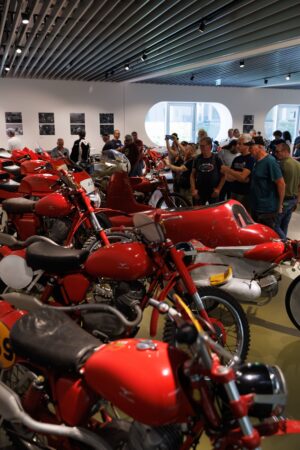 Visitatori nella piazza centrale della nuova casa Moto Guzzi a Mandello durante le Giornate Mondiali 2026
